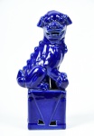 Cão de for em porcelana powder blue. Altura: 21,5cm.