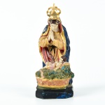Escultura em terracota policromada, representando Maria com menino Jesus. Coroa adaptada. Altura: 15cm.