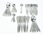 Parte de faqueiro em metal inox, modelos diversos, composto de 12 colheres para sopa, 12 facas para peixe, 12 garfos para peixe, 6 colheres para chá, 6 colheres para café 1 colher para servir. Total de 49 peças.