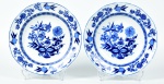 STEATITA - par de pratos fundos em porcelana esmaltada e vitrificada, com decoração cebolinha. 1 prato apresenta bicado na borda. Diâmetro: 23cm.