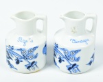Galheteiro em porcelana com decoração floral. Altura: 8,5cm.
