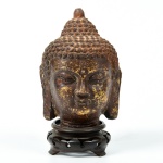 Cabeça de Buda em ferro, circa século XVIII, com vestígios de pátina dourada. Altura: 13,5cm.