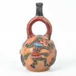 Moringa inca em terracota, com policromia e decoração representando cenas de rituais. Altura: 26cm.