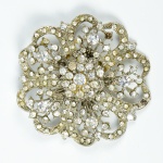 Antigo broche art deco, com cristais alemães. Diâmetro: 6cm.