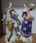 INGLATERRA - SEC XVIII- Par de estatuetas de porcelana Chelsea policromada, representando "CASAL DE MASCARADOS". Med: 23cm (Apresenta pequeno restauro na mão do cavalheiro)