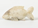 Escultura oriental em pedra branca, no formato de peixe. Medidas: 5 x 10,5 x 3cm.