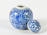 Pequeno potiche em porcelana oriental, com decoração floral na cor azul. Altura: 6,5cm.