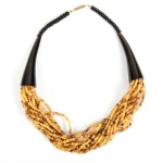 Colar feminino étnico composto por múltiplas voltas de miçangas em tons amadeirados. Med: 23cm