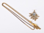 Lote constando 01 pingente e 01 colar em metal amarelo. Med: Maior 50cm / Menor 6,05cm  (apresenta marcas do tempo)