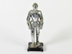 isqueiro em metal, no formato de armadura medieval. Sem garantia de funcionamento. Altura: 24cm.
