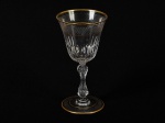 SAINT LOUIS - Taça em cristal translúcido, decorado com faixas douradas e lapidações em baixo relevo. Altura: 17cm.