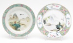 Lote composto de 2 pratos decorativos em porcelana oriental esmaltada e vitrificada, com decorações florais e paisagens. 1 prato apresenta restauro na borda. Diâmetros: 26,5cm / 26cm.