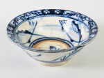 Antigo bowl oriental em pasta de cerâmica white and blue, decorada com peixes e motivos florais. Altura e diâmetro: 7,5 x 20cm.
