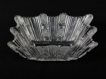 Antigo centro de mesa em cristal Baccarat ponta de agulha, lapidado com padrões estrela. Apresenta leves bicados. Medidas: 10 x 26 x 19,5cm.