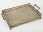 Bandeja em metal decoração em baixo relevo, galeria vazada. Med: 08x27x43cm