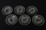 Conjunto de 6 pratos para sobremesa em vidro, decorados com motivos florais em alto relevo. Diâmetro: 18cm.
