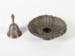 Lote composto de castiçal e sineta em bronze. Medidas do castiçal: 4 x 13,5cm; Altura da sineta: 8,5cm.