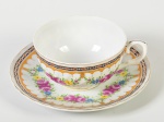 BON GOURMET ROJEMAC - Xícara para chá e pires, em porcelana esmaltada e vitrificada decorada com motivos florais.