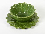 Bowl e presentoir em cerâmica esmaltada e vitrificada na cor verde, no formato de folha. Altura e diâmetro: 7,5 x 21cm