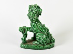 Cão de for em cerâmica esmaltada na cor verde. Altura: 26cm.