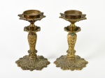 Par de bases para luminária em bronze cinzelado. Altura: 22cm.