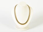 Colar em aço banhado a ouro. Comprimento aberto: 41,5cm.