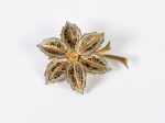 Broche em metal amarelo no formato de flor. Diâmetro: 4cm.