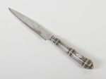 Pequena faca gaúcha, cabo em metal espessurado a prata. Comprimento da lâmina: 15cm; Comprimento total: 8cm.