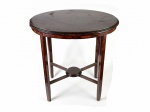 Antiga mesa oval em madeira. Medidas: 72 x 70 x 46cm. RETIRADA APENAS POR TRANSPORTADORA APÓS AGENDAMENTO.