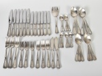 Parte de faqueiro WOLFF constando 08 colheres de café, 05 colheres de chá, 01 garfo para servir, 06 colheres de sopa, 06 colheres de sobremesa, 06 garfos para peixe, 05 facas para peixe, 06 facas de mesa, 06 garfos de mesa, 06 garfos de sobremesa e 06 facas de sobremesa em metal inox decoração floral. (Total 61 peças)