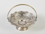 Pequena fruteira em metal espessurado a prata com decoração floral. Med: Alt 14cm / diâmetro 14cm (Apresenta desgaste no banho)