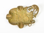 METALINI- Cinzeiro em bronze amarelo decoração em alto relevo. Med: 03x12,05x17cm