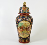 Grande potiche em porcelana chinesa, decorado com personagens típicos e motivos florais com pontilhados em alto relevo. Altura: 65cm.