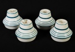 S. JOSÉ PEDREIRA - Conjunto de 4 pés para geladeira em cerâmica na cor branca e faixas verdes. Altura e diâmetro: 9 x 10cm.