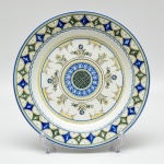 VIANA DO CASTELO - Medalhão em porcelana portuguesa esmaltada e vitrificada, com decoração floral. Diâmetro: 37cm.