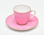 CH. PILLIVUYT PARIS - Xícara para café e pires, em porcelana francesa esmaltada e vitrificada, na cor rosa, bordas e alça com fio dourado.