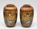 SATSUMA - Par de vasos Satsuma Mil Caras, em porcelana oriental, ricamente decorados com diversas faces com realces dourados. Altura: 30cm.