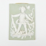 PORCELANA PARIS - Placa decorativa em porcelana, com decoração representando anjo em alto relevo. Medidas: 13 x 9,5cm.