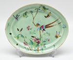 COMPANHIA DAS INDIAS - Travessa em porcelana esmaltada e vitrificada, com decoração representando fauna e flora. Medidas: 36 x 29cm.
