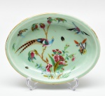 COMPANHIA DAS INDIAS - Travessa em porcelana esmaltada e vitrificada, com decoração representando fauna e flora. Medidas: 3,5 x 24,5 x 19cm.