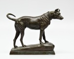 A. BARYE - escultura em bronze, representando cachorro. base com assinatura, numeração e selo da fundição. Apresenta aparente restauro no rabo. Medidas: 19,5 x 24 x 7cm.