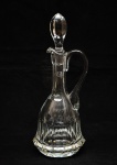 Garrafa licoreira em cristal translúcido, possivelmente Moser. Base apresenta leves bicados. Altura: 35cm.