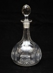 Garrafa licoreira em cristal translúcido, possivelmente Baccarat, decorada com emblema da Marinha do Brasil. Apresenta trincado no corpo, tampa apresenta bicados na rolha. Altura: 29cm.