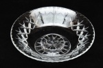 Fruteira inglesa em cristal translúcido, com lapidação estrela. Altura e diâmetro: 7,5 x 23cm.