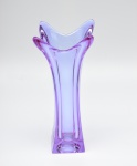 Vaso em cristal francês, na cor lilás. Possui bicado na base. Altura: 28,5cm.