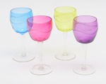 Conjunto de taças em cristal, nas cores violeta (pequeno bicado), rosa, amarelo e azul. Altura: 18,5cm.