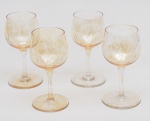 Conjunto de 4 taças em cristal translúcido no tom champanhe, decoradas com monograma lapidado. Altura: 14,5cm.