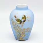 Vaso francês em vidro opalinado, nas cores azul e branca, com decoração representando fauna e flora. Altura: 26cm.