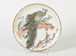 MARIA ALICE- Prato raso em porcelana pintado a mão representando "DOIS PAVÕES SOBRE GALHOS DE CEREJEIRAS EM FLOR" detalhes dourados. Med: 27cm diâmetro