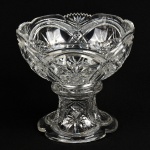 BACCARAT - Excepcional centro de mesa/fruteira, em cristal translúcido com lapidação em palmas e elementos geométricas. Base destacável. Altura e diâmetro: 23,5 x 25,5cm.